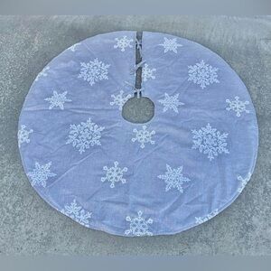 52 inch diameter silver, grey, & white tree skirt